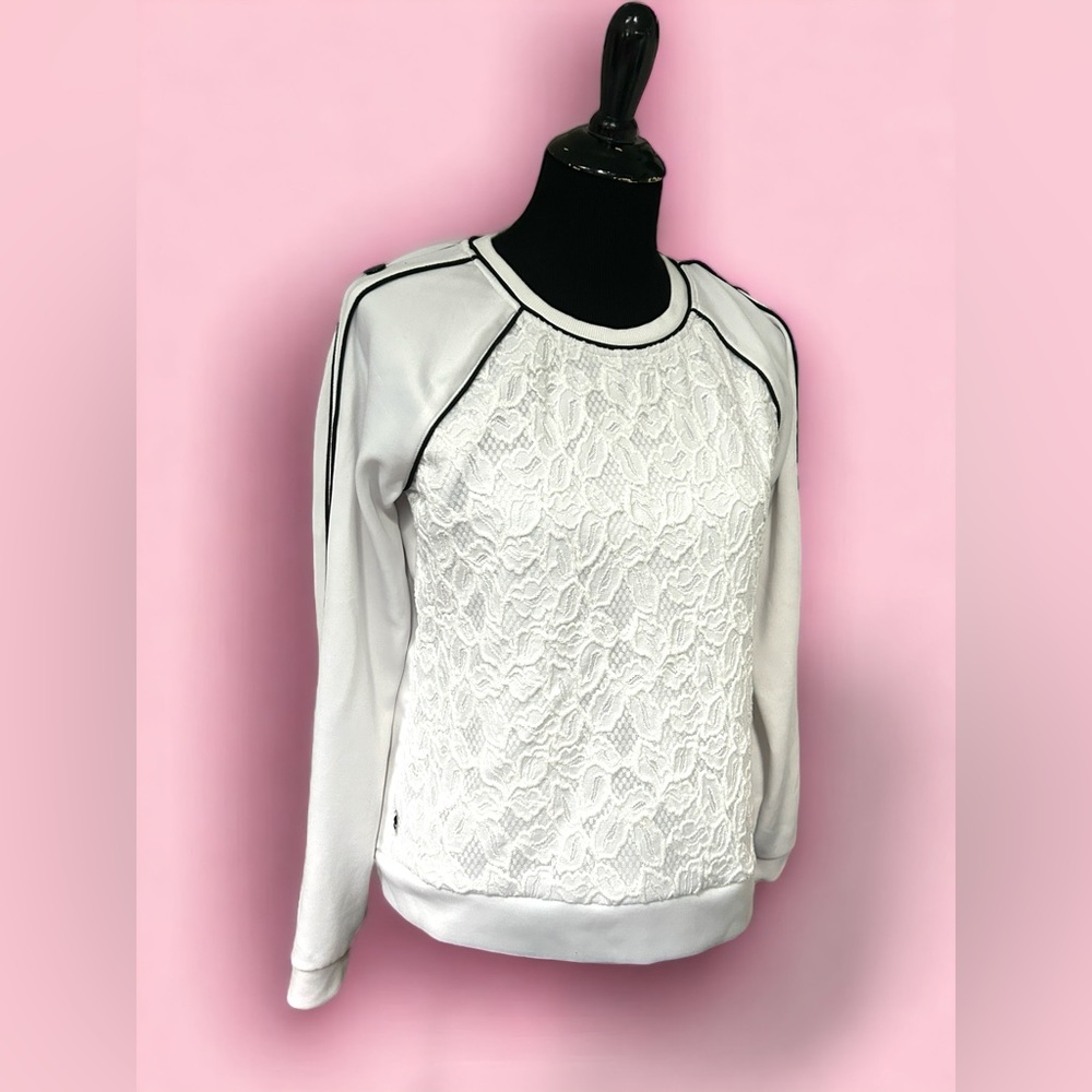 Navy blue puffer coat in excellent condition. Fabric is super soft.